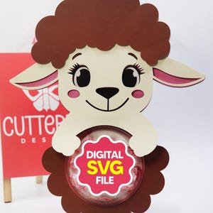 Puede incluir: Un cordero marrón y blanco con orejas rosas sosteniendo un dispensador de caramelos redondo, rosa y blanco con el texto "DIGITAL SVG FILE" en letras amarillas sobre un fondo rojo.