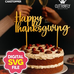 Puede incluir: Un pastel en capas con glaseado blanco, cubierto con bayas rojas y nueces pecanas, y un adorno dorado para pastel que dice "Happy Thanksgiving". La imagen también incluye un gráfico "Digital SVG File".