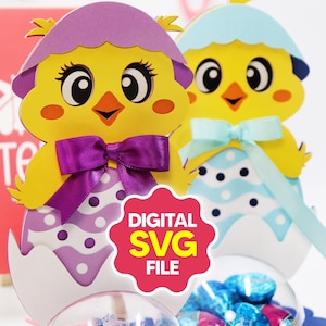 Puede incluir: Archivo SVG digital de un lindo pollito de Pascua sosteniendo un huevo lleno de dulces. El pollito es amarillo con detalles morados y azules. El huevo está decorado con lunares y líneas onduladas. El pollito sostiene un lazo.