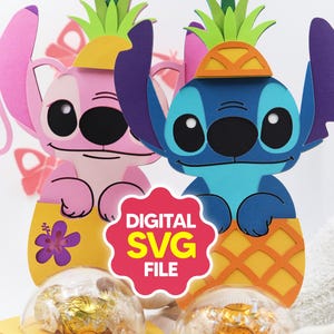 Puede incluir: Dos recortes de papel de personajes de dibujos animados, uno rosa y otro azul, cada uno con un sombrero de piña. Están colocados frente a una base amarilla con forma de piña. El texto "DIGITAL SVG FILE" está en una burbuja roja en el centro.