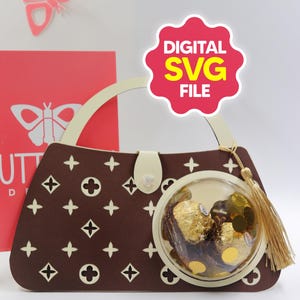 Puede incluir: Una caja de regalo con forma de bolso marrón con asa y cierre blancos, decorada con patrones blancos de cruces y flores. Un recipiente redondo transparente contiene bombones dorados y confeti. El texto "DIGITAL SVG FILE" está en una pegatina roja.