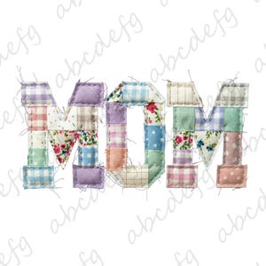 Pode incluir: A palavra "MOM" é escrita em um design de patchwork. As letras são compostas por vários padrões de tecido, incluindo florais, xadrez e bolinhas, em cores pastel. As bordas das letras têm uma aparência costurada.