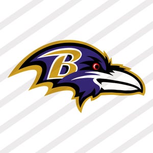 Könnte beinhalten: Das Logo der Baltimore Ravens zeigt einen stilisierten Rabenkopf in Lila, Schwarz und Gold. Das Auge des Raben ist rot, und der Buchstabe "B" befindet sich im Rabenkopf. Der Hintergrund hat diagonale weiße und graue Streifen.