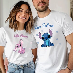 Puede incluir: Un par de camisetas a juego con Stitch de Lilo & Stitch. La camiseta de la mujer dice "His Angel" con un Stitch rosa, y la camiseta del hombre dice "Her Stitch" con un Stitch azul.
