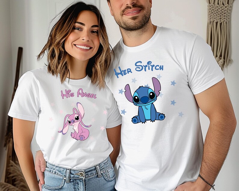 Puede incluir: Un par de camisetas a juego con Stitch de Lilo & Stitch. La camiseta de la mujer dice "His Angel" con un Stitch rosa, y la camiseta del hombre dice "Her Stitch" con un Stitch azul.