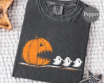 Camiseta de fantasmas persiguiendo calabazas Comfort Colors®, divertida camiseta de Halloween, camiseta de gamer de Halloween, regalo de fiesta espeluznante, camiseta retro de juego de calabaza