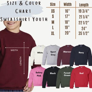 Puede incluir: Tabla de tallas para sudaderas para j&oacute;venes en varios colores, incluyendo blanco, gris, granate, azul marino, rosa de seguridad, negro, verde bosque y rojo. La tabla muestra las tallas XS a XL con las medidas de ancho y largo correspondientes en pulgadas.