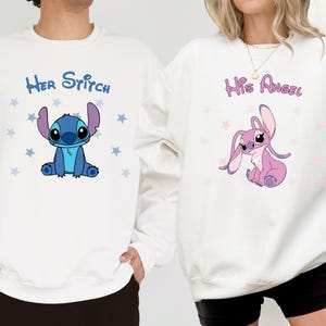 Puede incluir: Dos sudaderas blancas con un dise&ntilde;o de personaje de dibujos animados. Una sudadera dice "Her Stitch" con un personaje azul Stitch. La otra sudadera dice "His Angel" con un personaje rosa Angel.