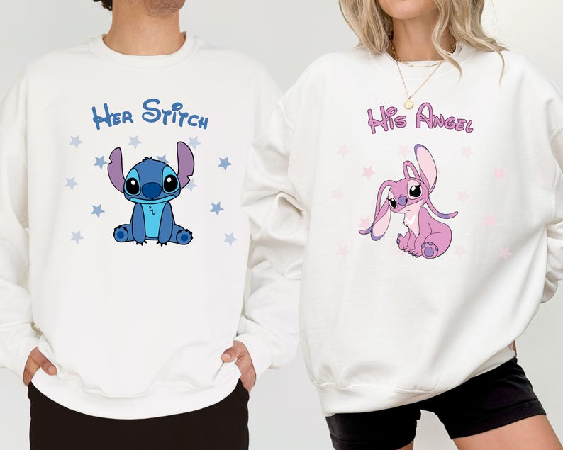 Puede incluir: Dos sudaderas blancas con un dise&ntilde;o de personaje de dibujos animados. Una sudadera dice "Her Stitch" con un personaje azul Stitch. La otra sudadera dice "His Angel" con un personaje rosa Angel.