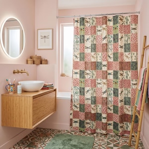 Könnte beinhalten: Ein Duschvorhang mit einem Patchwork-Design aus abwechselnden Quadraten. Das Muster zeigt Illustrationen von Libellen, grünen Bambusstangen und einem rosa Leopardenmuster. Der Vorhang hängt an einer silbernen Stange mit Metallringen.