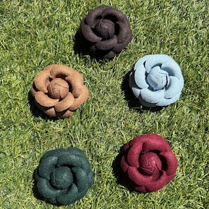 Autumn Felt Camellia Flower Brooch: Elegant Fall Fabric Pin