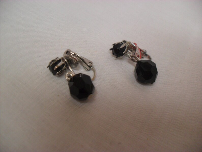 Vintage Pair Dangle Earrings Black Stones Silvertone Beads /& Setting Pierced Earrings Black Faceted Beads