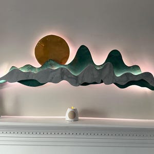 Personalizada. Iluminada. Inolvidable. Lámpara de pared grande con diseño de montaña y sol - Amantes de la naturaleza y la montaña - Iluminación LED que cambia de color para crear ambiente.