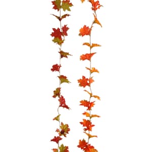 Könnte beinhalten: Zwei Stränge künstlichen Herbstlaubes mit Ahornblättern in Rot-, Orange- und Gelbtönen. Die Blätter sind an dünnen braunen Stielen befestigt und bilden eine dekorative Girlande für die Herbstdekoration.