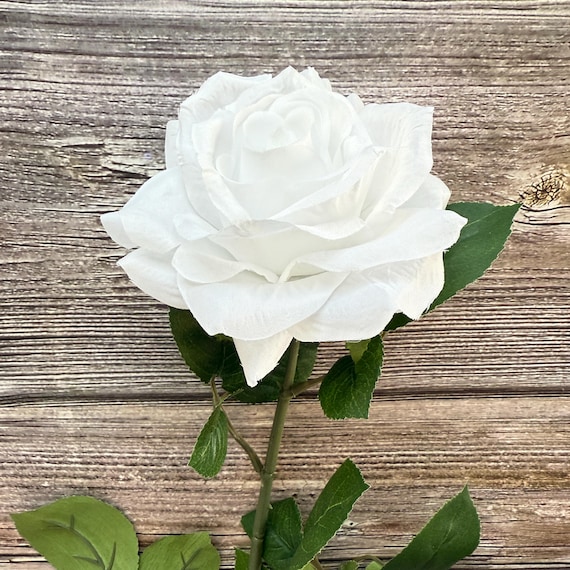 純白のバラ - 造花 - シルクフラワー - 茎付きまたは茎なしを選択可能