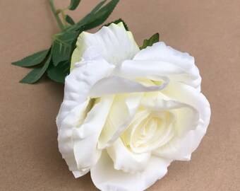 カールした花びらのクリーム色の白いバラ - 造花 - シルクフラワー