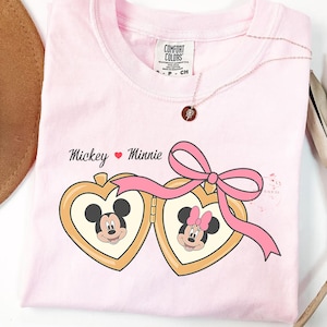 Maglietta con fiocco e ciondolo con coppia di Topolino e Minnie Disney personalizzata con nome, magliette per gli amanti di Topolino e Minnie, maglietta Disneyworld, viaggio in famiglia a Disneyland