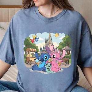 K&ouml;nnte beinhalten: Rustikales Holzschild mit dem handgeschriebenen Text "Welcome". Das Schild hat eine verwitterte Oberfl&auml;che und ein schlichtes, einladendes Design, ideal f&uuml;r eine Veranda oder einen Eingangsbereich.