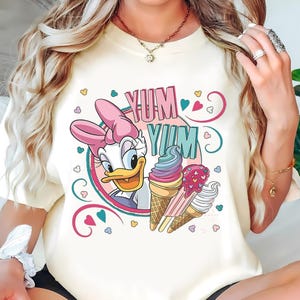 Camiseta Disney Daisy Duck Yum Yum, camisetas fofas de sorvete Daisy Duck, camiseta Disneyworld, camiseta para viagem em família à Disneylândia, camiseta para presente de aniversário