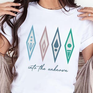 Camiseta de Disney Frozen 2: Into the Unknown, camisetas de Elsa y Anna en Arendelle, camiseta de regalo de cumpleaños, camiseta de Disneyworld, camiseta de viaje familiar a Disneyland