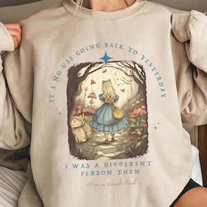 Camiseta Disney Alice no País das Maravilhas, Eu Era Uma Pessoa Diferente Então Camisetas, Camiseta Presente de Aniversário, Camiseta Disneyworld, Camiseta Viagem em Família Disneylândia