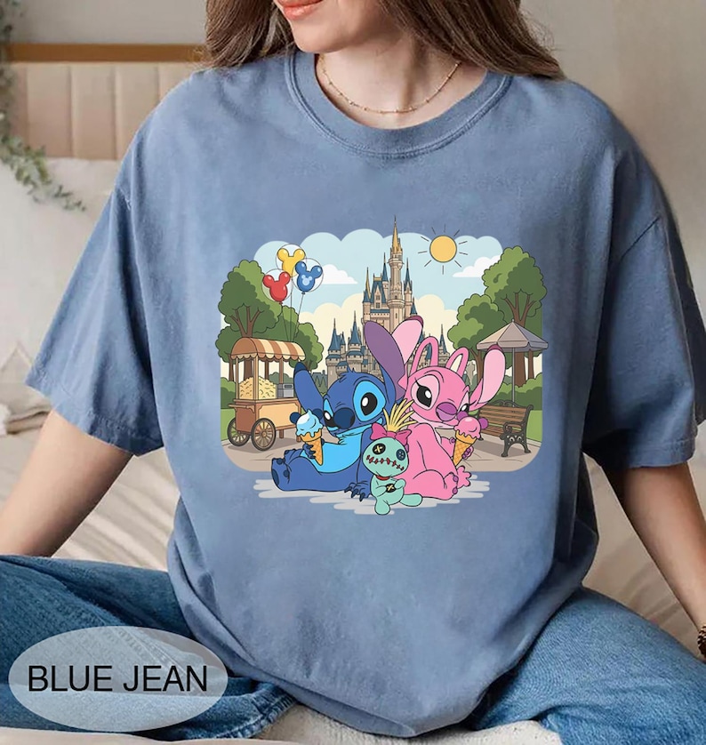 K&ouml;nnte beinhalten: Rustikales Holzschild mit dem handgeschriebenen Text "Welcome". Das Schild hat eine verwitterte Oberfl&auml;che und ein schlichtes, einladendes Design, ideal f&uuml;r eine Veranda oder einen Eingangsbereich.