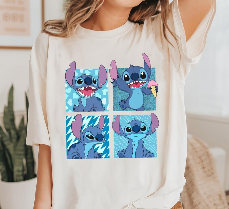 Puede incluir: Una camiseta blanca con un personaje de dibujos animados azul en cuatro poses diferentes. El personaje es Stitch de la pel&iacute;cula de Disney Lilo & Stitch. El fondo de cada pose es un patr&oacute;n azul diferente.