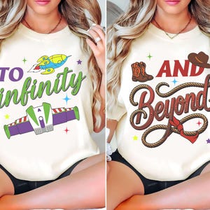 Puede incluir: Dos camisetas de color crema con estampados gráficos. La primera muestra un cohete, una pieza de pecho de guardián espacial y el texto "TO infinity". La segunda muestra botas de vaquero, un sombrero, un lazo y el texto "AND Beyond".
