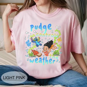 Camiseta "Pudge controla el clima", camiseta de Lilo y Stitch con dibujos animados en acuarela, cita divertida de Disney poco conocida, vacaciones en el resort Aulani, crucero de verano imagen 7