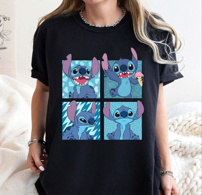 Puede incluir: Camiseta negra con un gr&aacute;fico de Stitch de Lilo & Stitch. El gr&aacute;fico muestra a Stitch en cuatro poses diferentes, incluyendo sosteniendo un cono de helado. El fondo del gr&aacute;fico es azul y blanco.