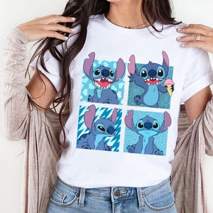 Puede incluir: Camiseta blanca con un personaje de dibujos animados azul en cuatro poses diferentes. El personaje es Stitch de la pel&iacute;cula de Disney Lilo & Stitch. Cada pose est&aacute; enmarcada en un cuadrado con diferentes patrones.
