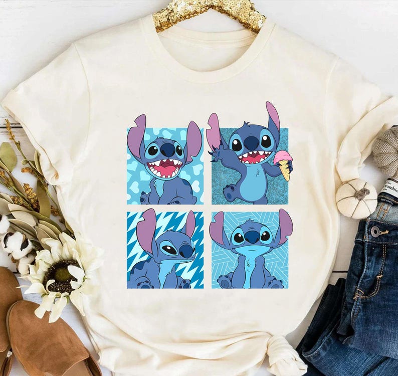 Puede incluir: Una camiseta blanca con un personaje de dibujos animados azul en cuatro poses diferentes. El personaje es Stitch de la pel&iacute;cula de Disney Lilo & Stitch. Cada Stitch est&aacute; en un cuadrado de color diferente con un fondo estampado.