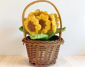 Handgemaakte mini gehaakte zonnebloem in mand/gebreide amigurumi bloemstuk, housewarmingcadeau, uniek huis- en bureaudecor