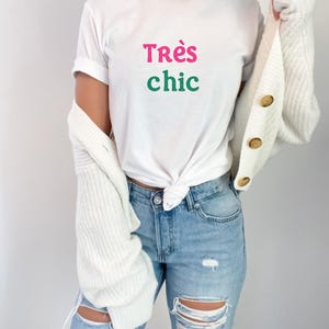 Très Chic Women&#39;s Cotton T-Shirt | French Graphic Tee, Parisian Style Shirt, Trendy Casual Fashion