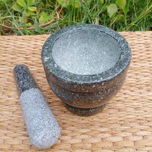 Handgjord thailändsk granitmortel och mortelstöt: 10 cm Ang Sila-stenkryddkvarn