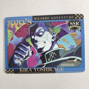 Könnte beinhalten: Eine rechteckige Sammelkarte mit einer Illustration der Figur Kira Yoshikage aus JoJo's Bizarre Adventure. Die Karte zeigt den Text JOJO'S BIZARRE ADVENTURE, SSR THE ANIMATION, JOJO-SSR-019 und KIRA YOSHIKAGE auf einem bunten Hintergrund.