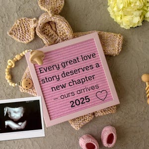 Digital Baby Reveal-ontwerp voor bewerkbare zwangerschapsaankondigingssjabloon van elk liefdesverhaal verdient een nieuw hoofdstuk | Direct downloaden