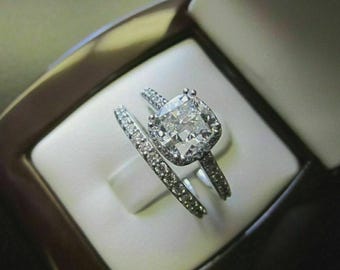 Conjunto de anillos de compromiso: Diamante talla cojín de 2,85 quilates, acabado en oro blanco de 14k.