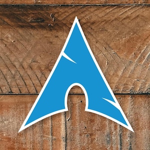 Peut inclure: Logo bleu et blanc en forme de flèche pointant vers le haut avec une découpe à la base. Le logo est placé sur un fond en bois brun texturé.