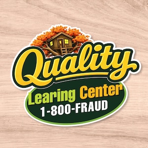 Könnte beinhalten: Ein Aufkleber mit den Worten "Quality Learning Center" in Gelb und Grün, mit einer Baumhaus-Grafik. Der Aufkleber enthält auch die Telefonnummer 1-800-FRAUD.