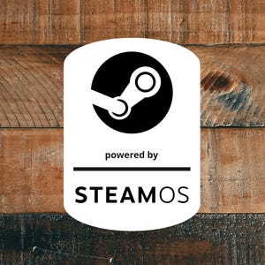 Puede incluir: Una pegatina rectangular blanca con esquinas redondeadas que presenta el logotipo negro de Steam en la parte superior, seguido del texto "powered by" y una línea horizontal, con la palabra "STEAMOS" en letras mayúsculas negras.