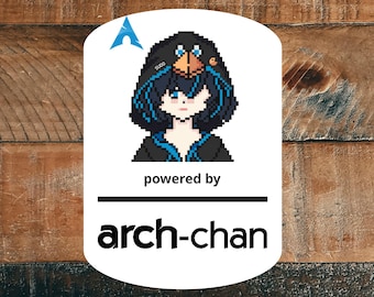Può includere: Un adesivo bianco con un personaggio in stile anime pixelato con capelli blu e un abito nero. L'adesivo recita "powered by arch-chan" con il logo Arch Linux in alto a sinistra.