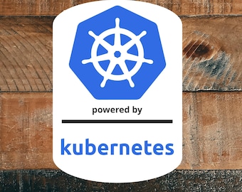 Può includere: Un adesivo bianco con un logo esagonale blu con un design a timone bianco. Sotto il logo, il testo recita "powered by" sopra la parola "kubernetes" in blu.