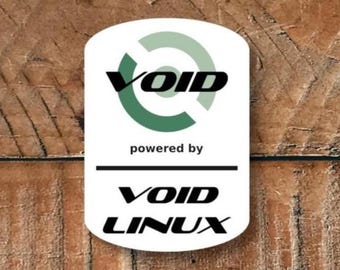 Può includere: Un adesivo bianco con la scritta "VOID" in nero, racchiusa in un design verde, e "powered by" sotto. La sezione inferiore recita "VOID LINUX". L'adesivo è posto su uno sfondo di legno.