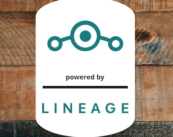 Può includere: Un rettangolo bianco arrotondato con una grafica color turchese e le parole "powered by" sopra una linea nera. Sotto la linea, la parola "LINEAGE" è visualizzata in turchese. Lo sfondo è una superficie di legno.