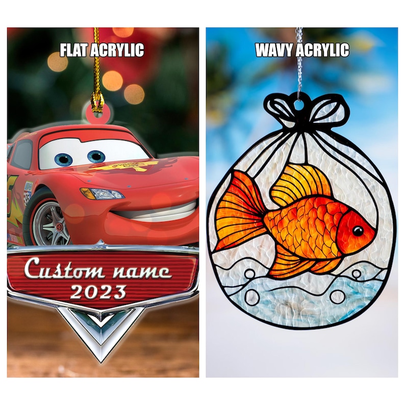 K&ouml;nnte beinhalten: Zwei Weihnachtsornamente aus Acryl. Eines zeigt einen roten Cartoon-Rennwagen mit dem Text "Custom name 2023". Das andere ist ein wellenf&ouml;rmiges Acrylornament mit einem orangefarbenen Goldfisch-Design.