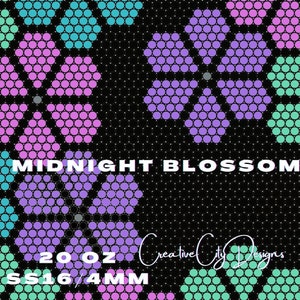 Könnte beinhalten: Ein schwarzer Hintergrund mit einem Muster aus kleinen Sechsecken. Es gibt drei große Blütenformen aus kleineren Sechsecken in Rosa, Lila und Türkis. Der Text "MIDNIGHT BLOSSOM" ist in weißen Buchstaben. Der Text "20 OZ" und "SS16/4MM" ist ebenfalls in weißen Buchstaben. Der Text "Creative City Designs" ist in weißen Buchstaben mit schwarzem Umriss.
