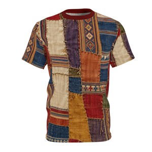 Può includere: Una t-shirt a maniche corte con girocollo caratterizzata da un design patchwork con varie texture e colori di tessuto, tra cui crema, rosso scuro, blu navy, giallo senape e viola, con cuciture visibili tra i pannelli.