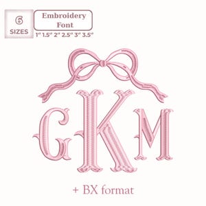 Puede incluir: Un diseño de fuente de bordado rosa con las letras GKM, adornado con un lazo. El diseño incluye seis tamaños: 2,5 cm, 3,8 cm, 5,1 cm, 6,4 cm, 7,6 cm y 8,9 cm. También está presente el texto "Embroidery Font" y "+ BX format".