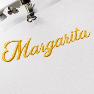 Fuente Margarita de bordado con puntada satinada manuscrita, fuente de bordado con puntada satinada en cursiva, fuente cursiva, 6 tamaños, 11 formatos + formato BX